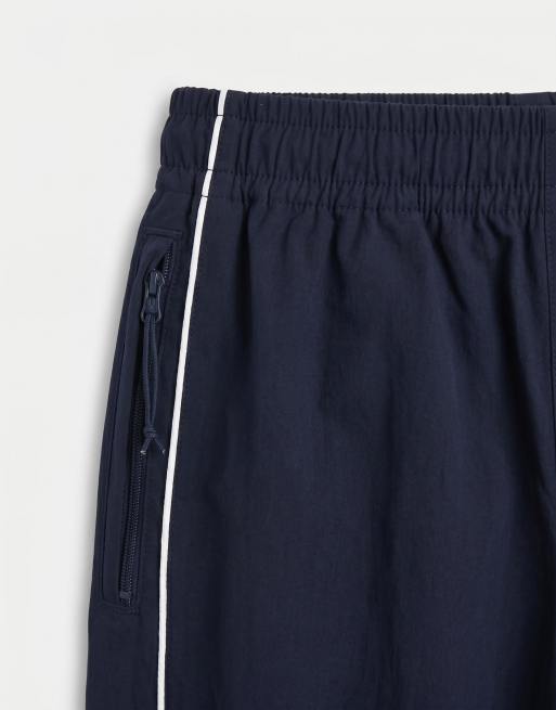 ASOS DESIGN - Pantaloncini ampi lunghezza media elasticizzati in nylon blu navy con profili a contrasto, 8 di 9