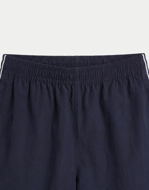 ASOS DESIGN - Pantaloncini ampi lunghezza media elasticizzati in nylon blu navy con profili a contrasto, 9 di 9
