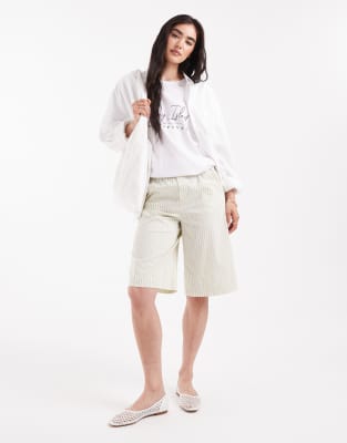 ASOS DESIGN - Pantaloncini boxer taglio lungo color latticello a righe