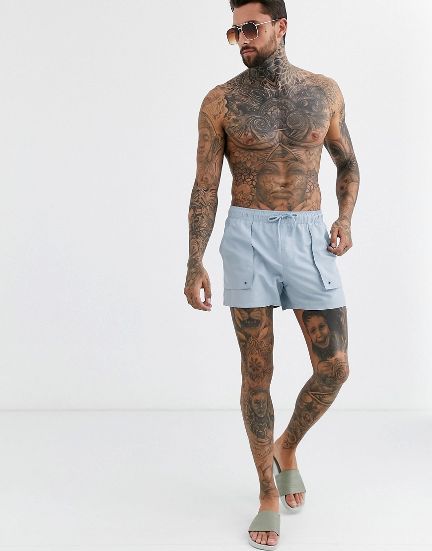 ASOS DESIGN - Pantaloncini corti da bagno in tessuto tecnico grigio blu con pratiche tasche