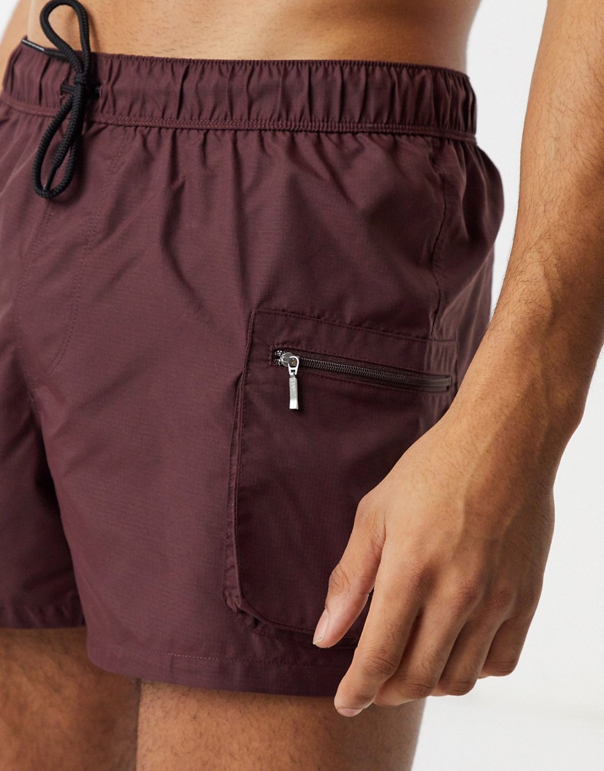 ASOS DESIGN - Pantaloncini da bagno cargo corti in tessuto ripstop bordeaux con tasche con zip-Blu