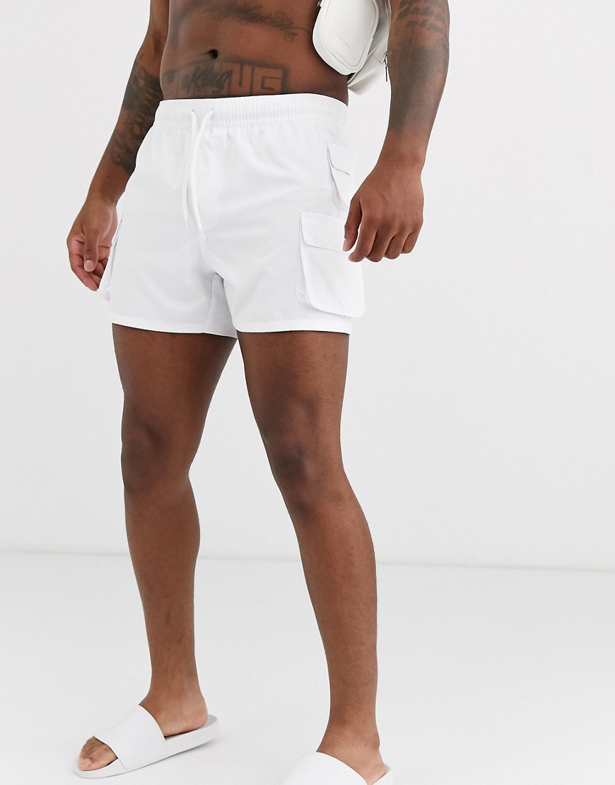 ASOS DESIGN - Pantaloncini da bagno corti bianchi con tasche-Bianco