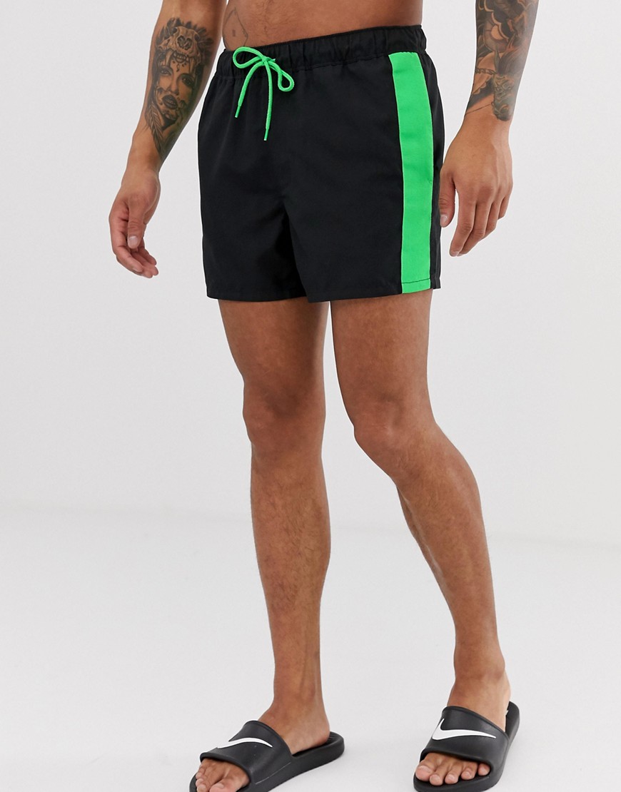 ASOS DESIGN - Pantaloncini da bagno corti con coulisse e fettuccia laterale verde fluo a contrasto-Nero