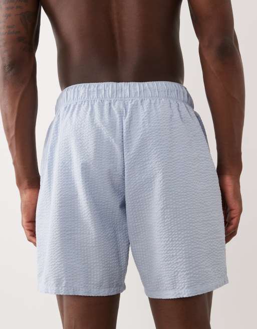 ASOS DESIGN - Pantaloncini da bagno di lunghezza media in tessuto seersucker blu, 5 di 5
