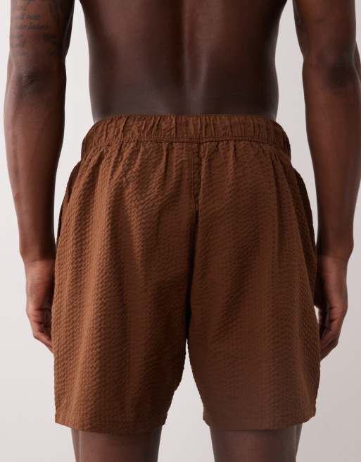 ASOS DESIGN - Pantaloncini da bagno di lunghezza media in tessuto seersucker marroni, 4 di 5