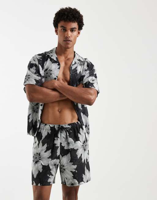 ASOS DESIGN - Pantaloncini da bagno lunghezza media neri con stampa a fiori in coordinato, 2 di 5