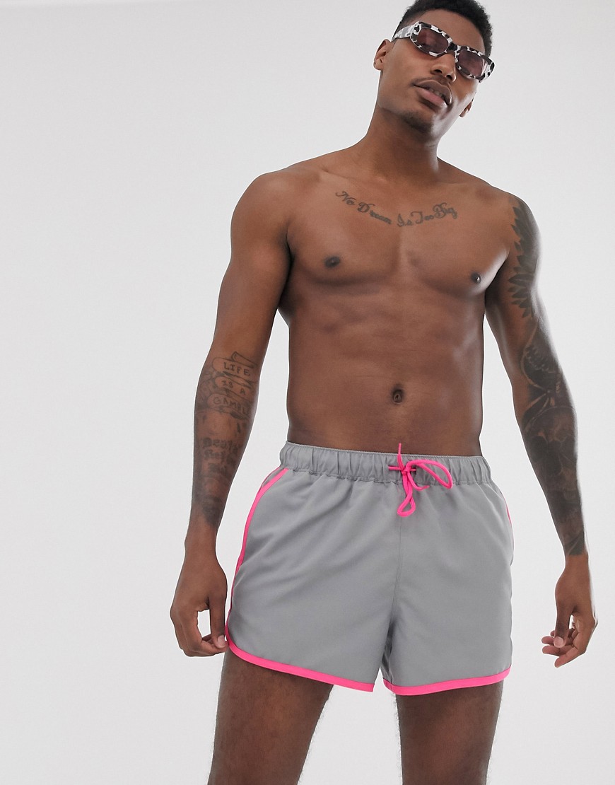 ASOS DESIGN - Pantaloncini da bagno stile corsa grigi con fettuccia rosa fluo-Grigio