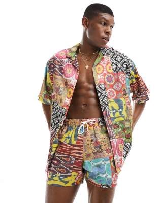 ASOS DESIGN - Pantaloncini da bagno taglio corto con stampa patchwork