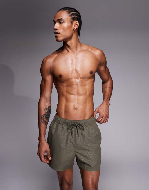 ASOS DESIGN - Pantaloncini da bagno taglio corto in jacquard kaki leopardato