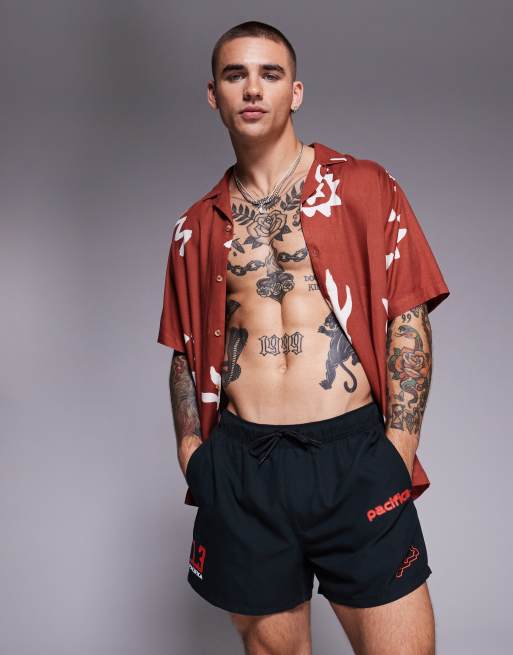 ASOS DESIGN - Pantaloncini da bagno taglio corto neri con stampa applicata