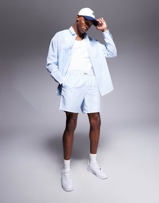 ASOS DESIGN - Pantaloncini da bagno taglio medio bianchi e blu a righe con stemma in coordinato