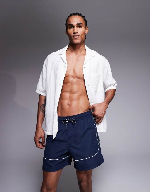 ASOS DESIGN - Pantaloncini da bagno taglio medio blu navy con profili bianchi a contrasto
