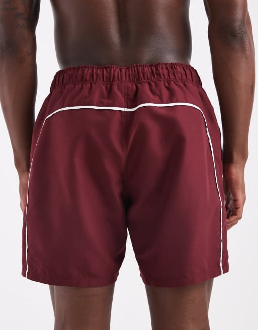 ASOS DESIGN - Pantaloncini da bagno taglio medio bordeaux con profili bianchi a contrasto, 4 di 5