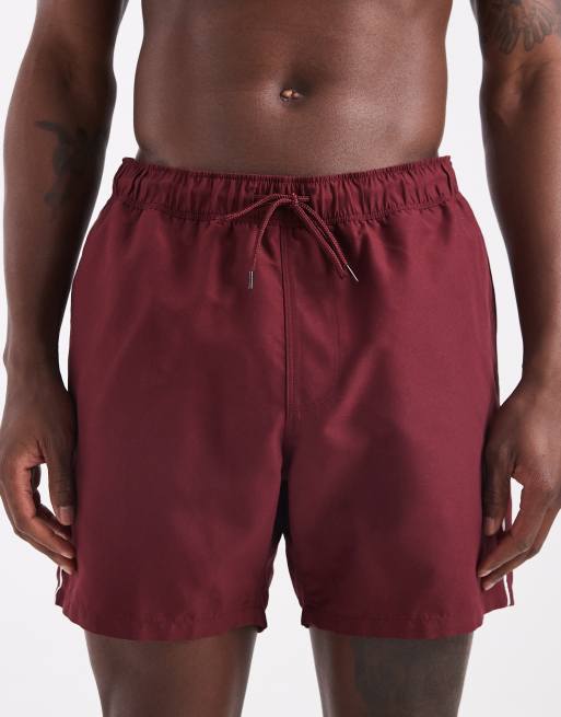 ASOS DESIGN - Pantaloncini da bagno taglio medio bordeaux con profili bianchi a contrasto, 5 di 5