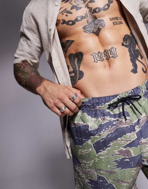 ASOS DESIGN - Pantaloncini da bagno taglio medio con stampa mimetica verde, 3 di 4
