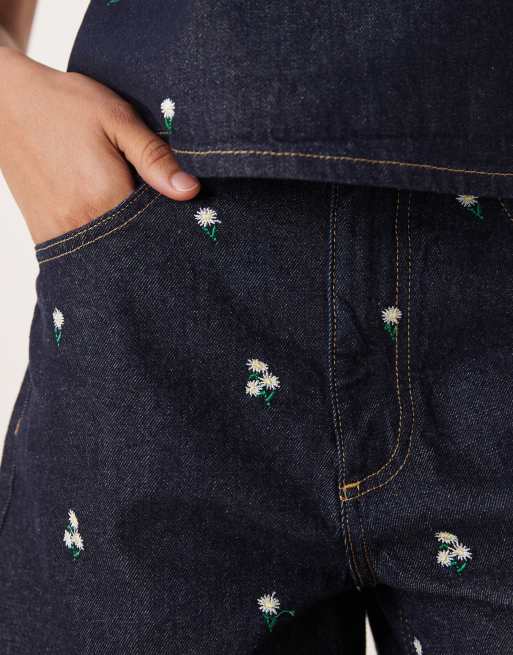 ASOS DESIGN - Pantaloncini dad fit lavaggio indaco con fiorellini ricamati in coordinato, 4 di 5