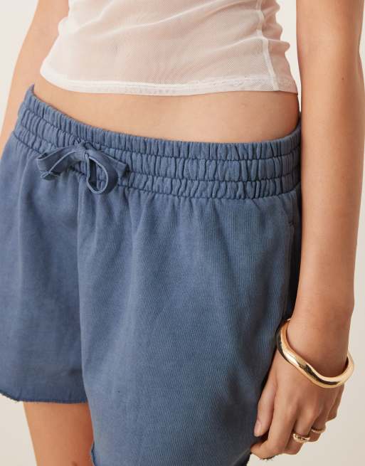 ASOS DESIGN - Pantaloncini della tuta blu slavato con orlo grezzo, 4 di 5