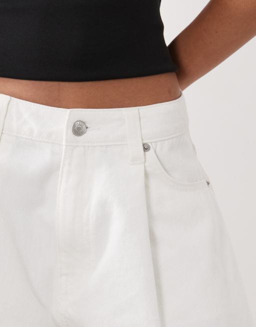 ASOS DESIGN - Pantaloncini di jeans bianchi con fondo sfrangiato, 2 di 5