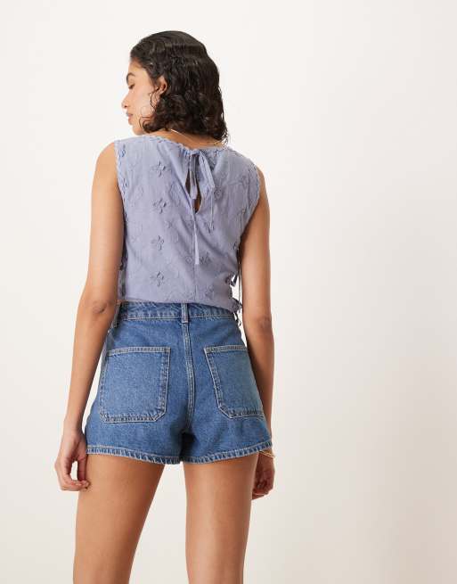 ASOS DESIGN - Pantaloncini di jeans blu lavaggio medio con tasche sul davanti, 2 di 5