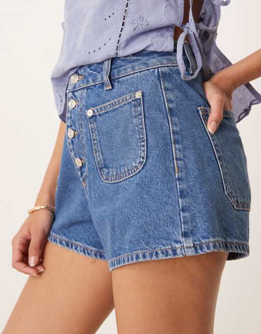 ASOS DESIGN - Pantaloncini di jeans blu lavaggio medio con tasche sul davanti, 3 di 5