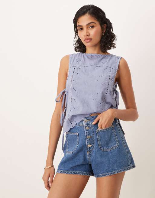 ASOS DESIGN - Pantaloncini di jeans blu lavaggio medio con tasche sul davanti, 4 di 5