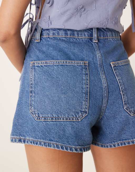 ASOS DESIGN - Pantaloncini di jeans blu lavaggio medio con tasche sul davanti, 5 di 5