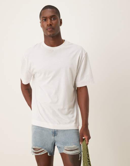 ASOS DESIGN - Pantaloncini di jeans dritti taglio corto blu lavaggio chiaro con strappi
