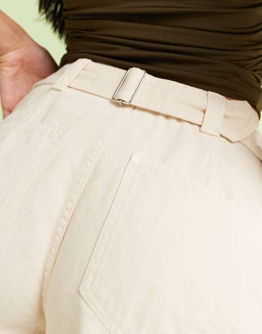 ASOS DESIGN - Pantaloncini di jeans écru con cinturino sul retro in coordinato, 5 di 5