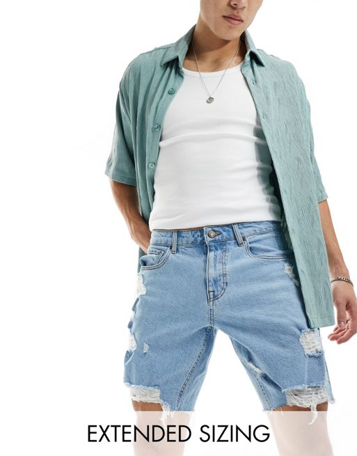FhyzicsShops DESIGN - Pantaloncini di jeans lunghi blu lavaggio chiaro con abrasioni