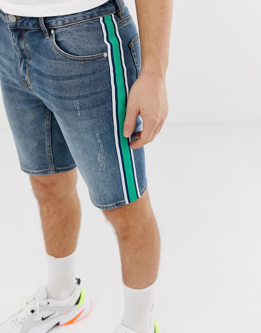 ASOS DESIGN - Pantaloncini di jeans skinny blu medio slavato con righe sportive laterali