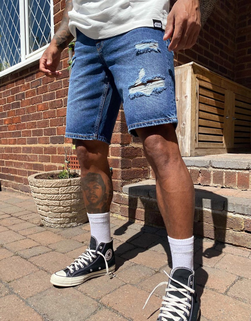ASOS DESIGN - Pantaloncini di jeans slim con strappi lavaggio blu medio