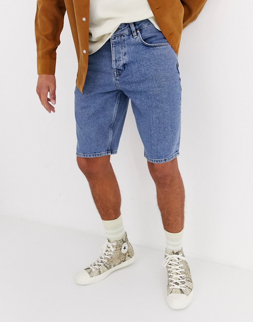 ASOS DESIGN - Pantaloncini di jeans slim lavaggio blu medio