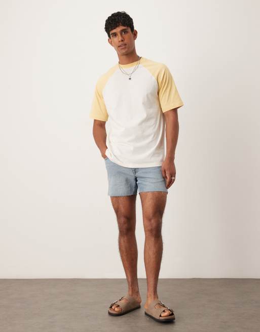 ASOS DESIGN - Pantaloncini di jeans slim taglio corto blu lavaggio chiaro con strappi