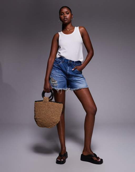 ASOS DESIGN - Pantaloncini di jeans svasati taglio lungo lavaggio scuro con strappi sul fondo