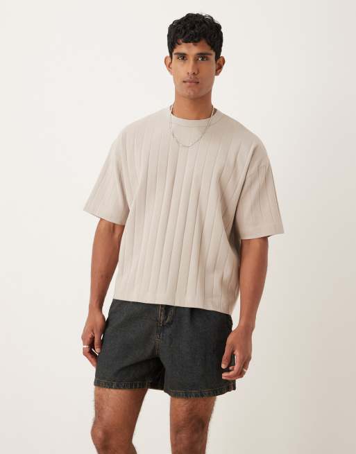ASOS DESIGN - Pantaloncini di jeans taglio corto con pieghe lavaggio blu medio