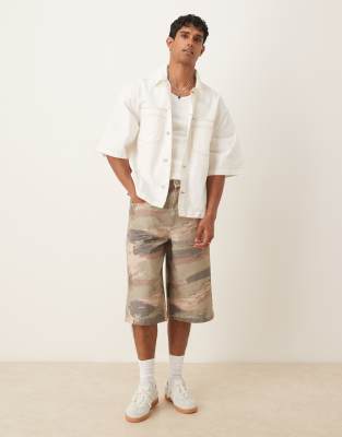 ASOS DESIGN - Pantaloncini di jeans taglio lungo con stampa mimetica color deserto in coordinato - view 1