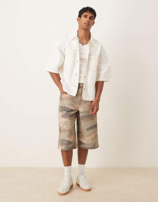 ASOS DESIGN - Pantaloncini di jeans taglio lungo con stampa mimetica color deserto in coordinato