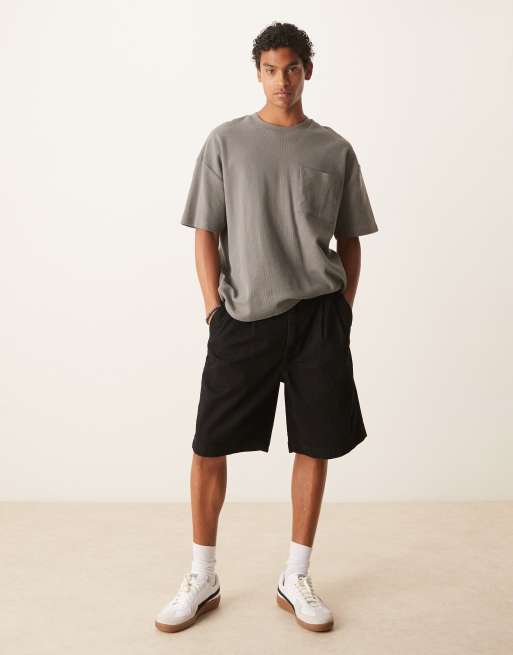 ASOS DESIGN - Pantaloncini di jeans taglio medio lavaggio nero con pieghe