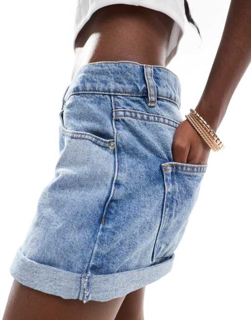 ASOS DESIGN - Pantaloncini di jeans vestibilità comoda blu lavaggio medio con orlo risvoltato, 2 di 5