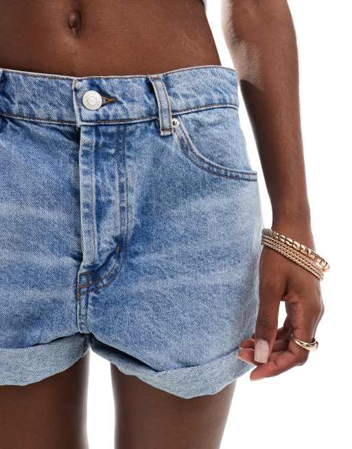 ASOS DESIGN - Pantaloncini di jeans vestibilità comoda blu lavaggio medio con orlo risvoltato, 4 di 5