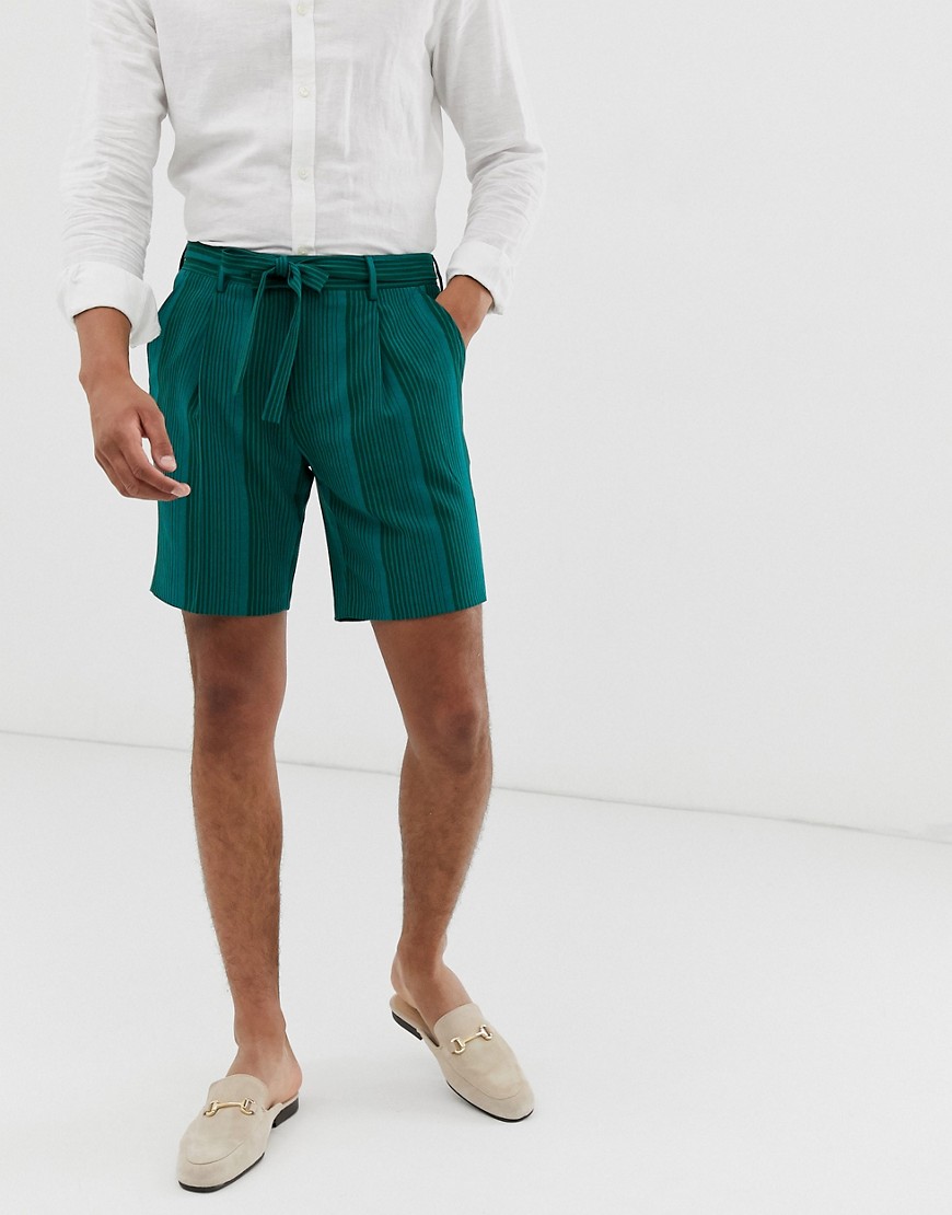 ASOS DESIGN - Pantaloncini eleganti affusolati verde rigato con cintura da allacciare