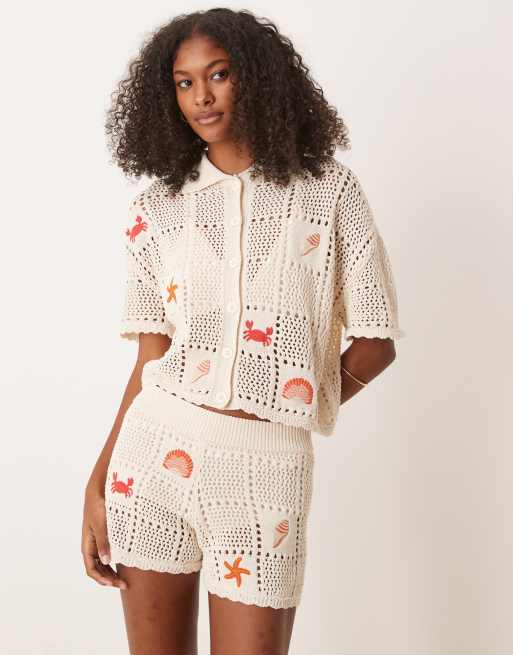 ASOS DESIGN - Pantaloncini in maglia color crema con ricami ispirati alla vita marina in coordinato