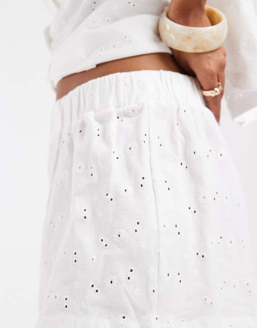 ASOS DESIGN - Pantaloncini in pizzo sangallo di jersey bianchi con nappe e coulisse, 4 di 5