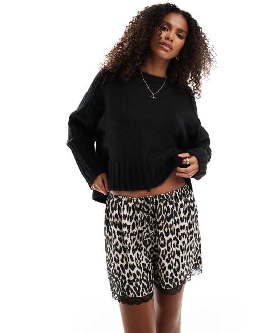 ASOS DESIGN - Pantaloncini in raso leopardati con fondo in pizzo