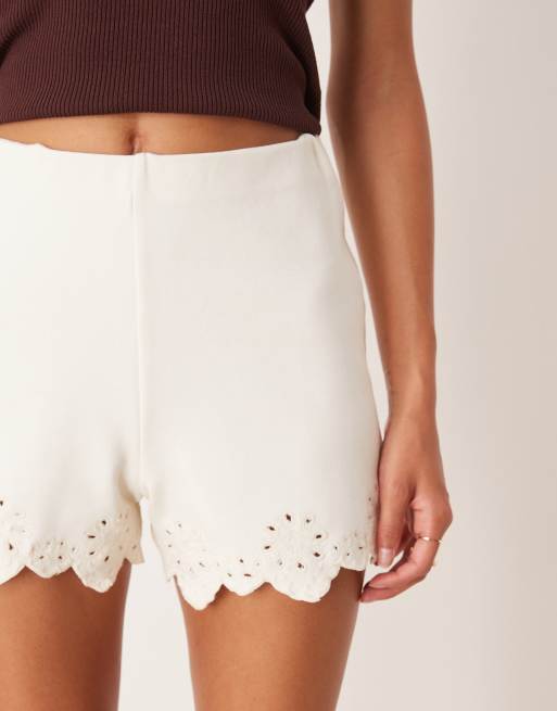 ASOS DESIGN - Pantaloncini in tessuto ponte bianchi con fondo ricamato, 2 di 5