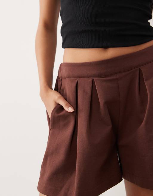 ASOS DESIGN - Pantaloncini in twill di cotone color cioccolato a pieghe, 4 di 5