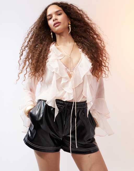 ASOS DESIGN - Pantaloncini in vinile nero con cuciture a contrasto