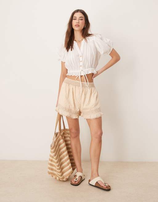ASOS DESIGN - Pantaloncini lavaggio anticato con dettagli in pizzo plumetis