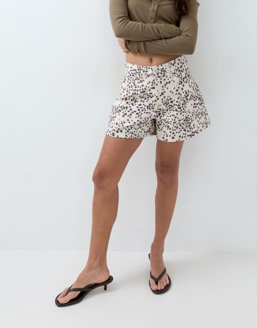 ASOS DESIGN - Pantaloncini lunghi svasati con stampa dalmata, 4 di 5