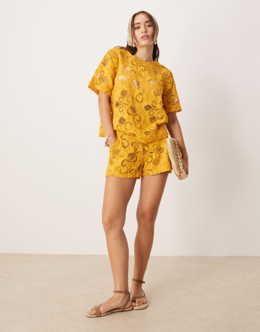 ASOS DESIGN - Pantaloncini micro ocra in pizzo sangallo a fiori in coordinato